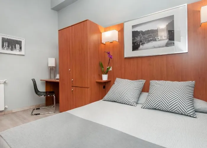 Reyes Hotel *